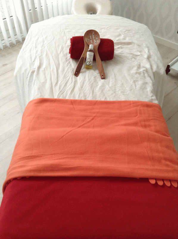 Massagebriks med farverige tæpper til akupunktur