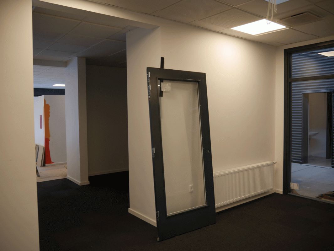 klargøring af kontor med sort dør som står op af hvid væg