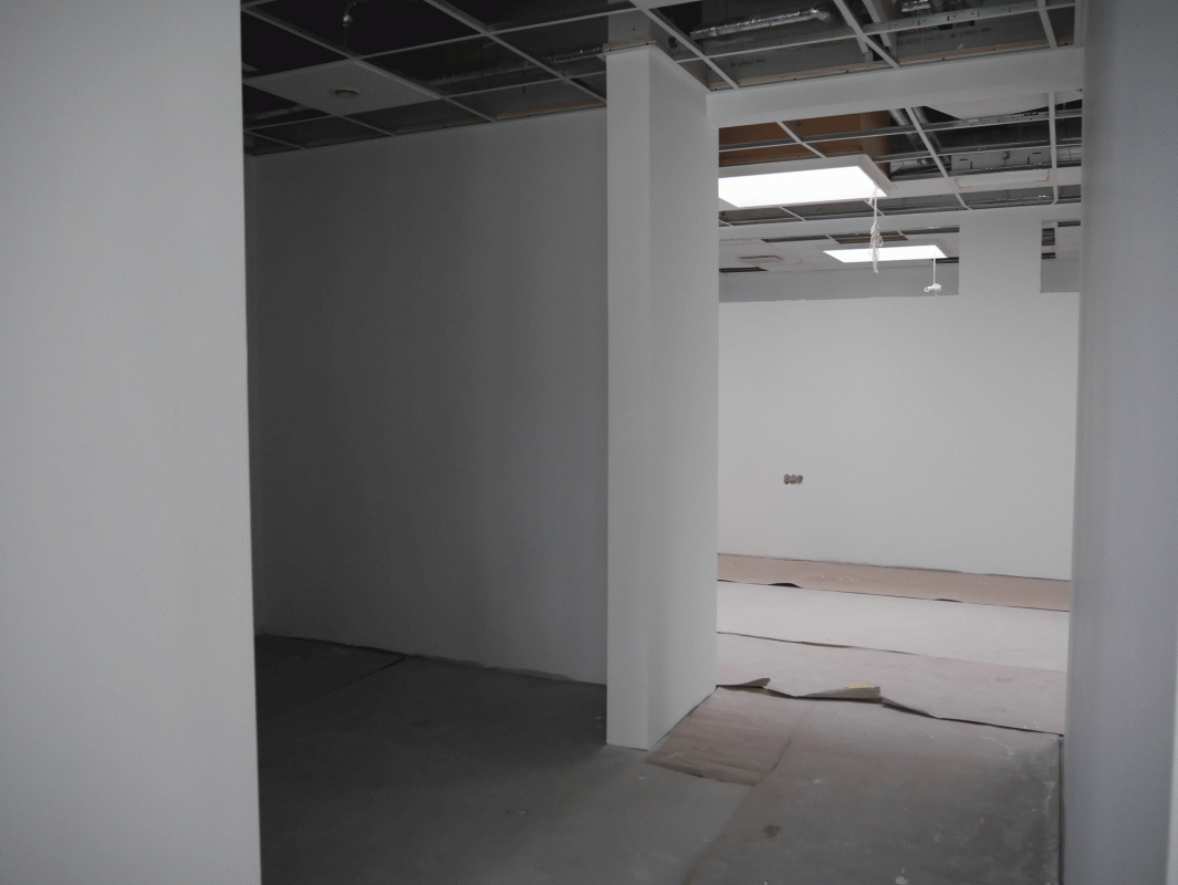 klargøring af lokaler i virksomhed med grå vægge og ufærdigt loft