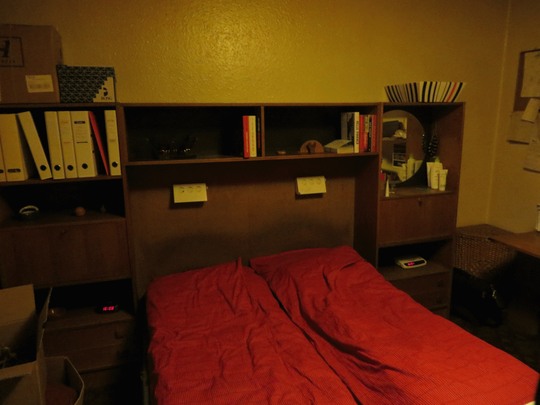 soveværelsesindretning med dobbeltseng og brun kommode