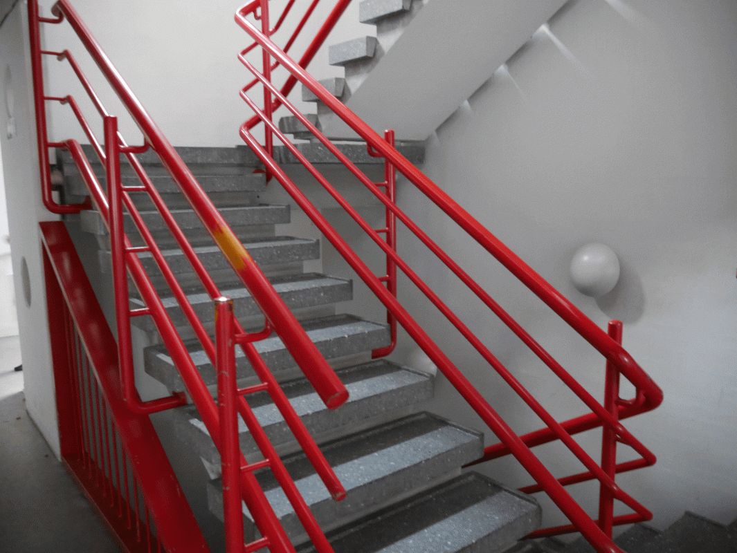 Business Feng Shui med rød trappe under kontorindretning - Lyse Rum