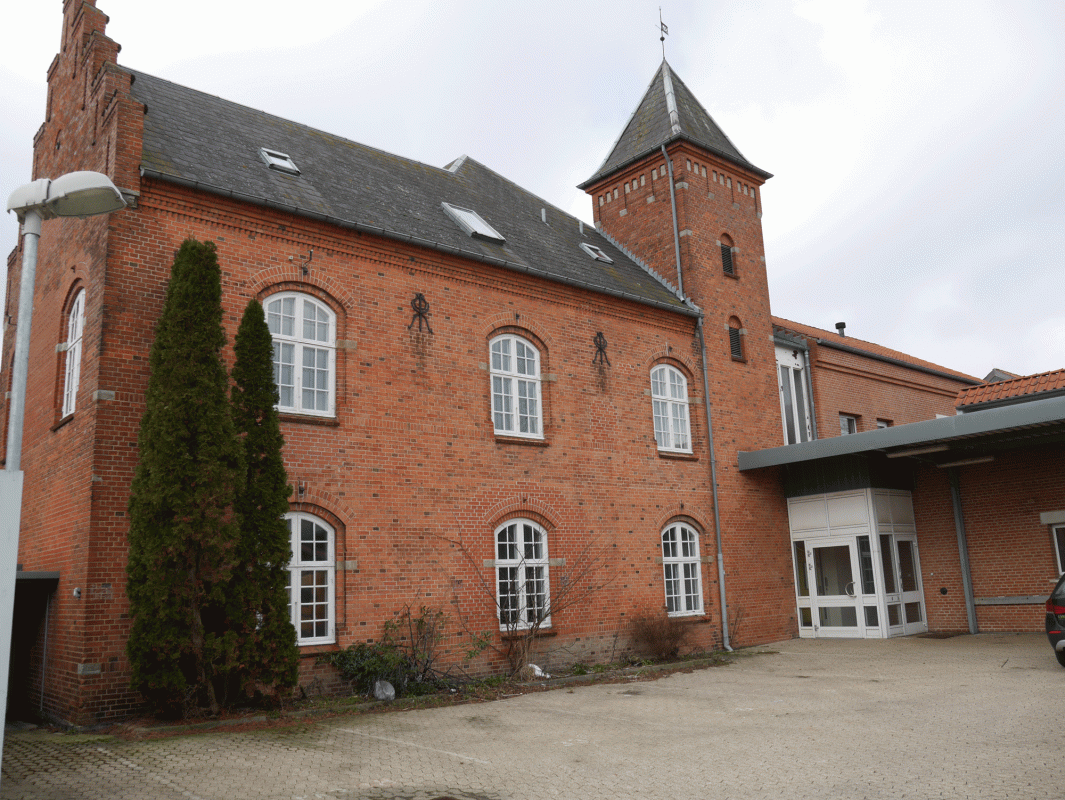indgang med hvid skydedør til sorø tandpleje