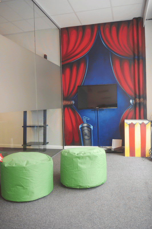 farverigt biograf inspireret design af mødelokale - Lyse Rum