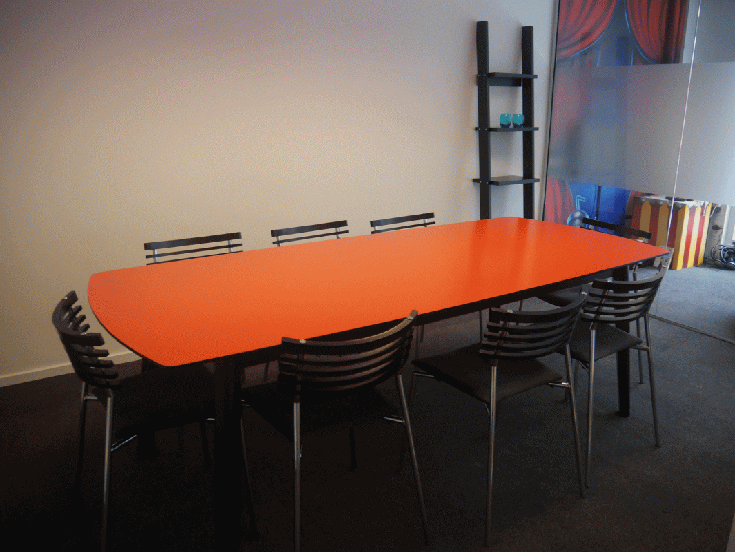 kontorindretning af mødelokale med aflangt bord hos Nybolig